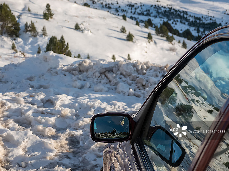 汽车在一个雪堆里，在一条堆满雪的道路的尽头图片素材