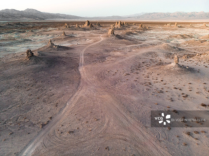 无人机拍摄的加州沙漠美丽的岩层。图片素材