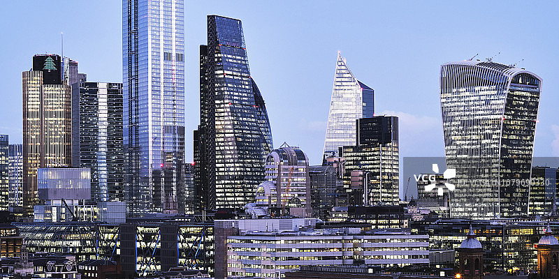 未来城市的天际线和黄昏时伦敦的金融区图片素材
