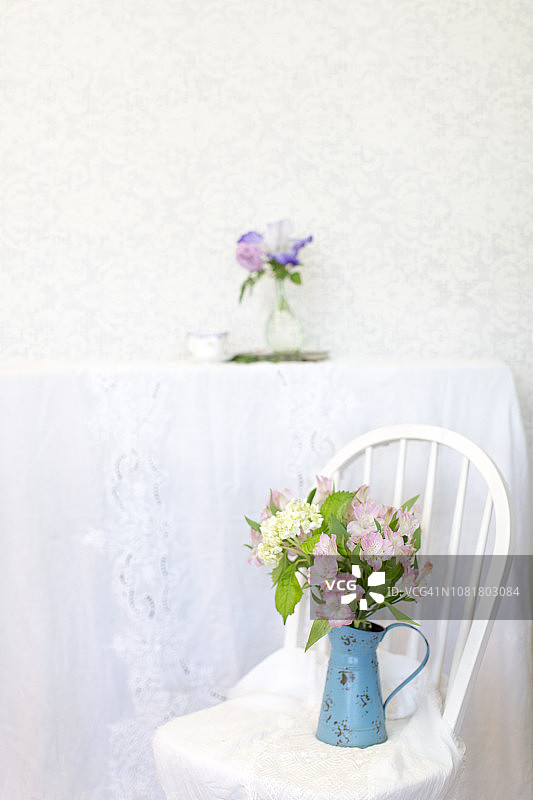 白色旧木椅上的花束图片素材