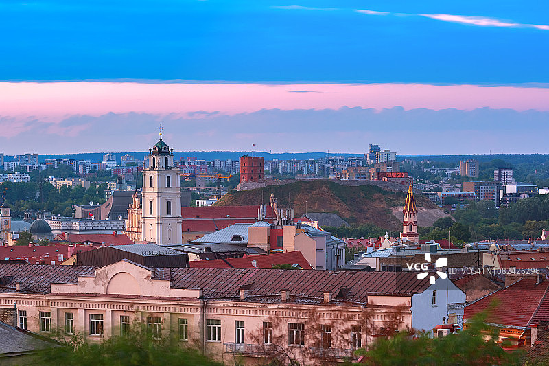 日落时分的老城，立陶宛维尔纽斯图片素材