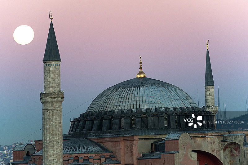 超级月亮升起在伊斯坦布尔蓝色清真寺附近的圣索菲亚教堂图片素材
