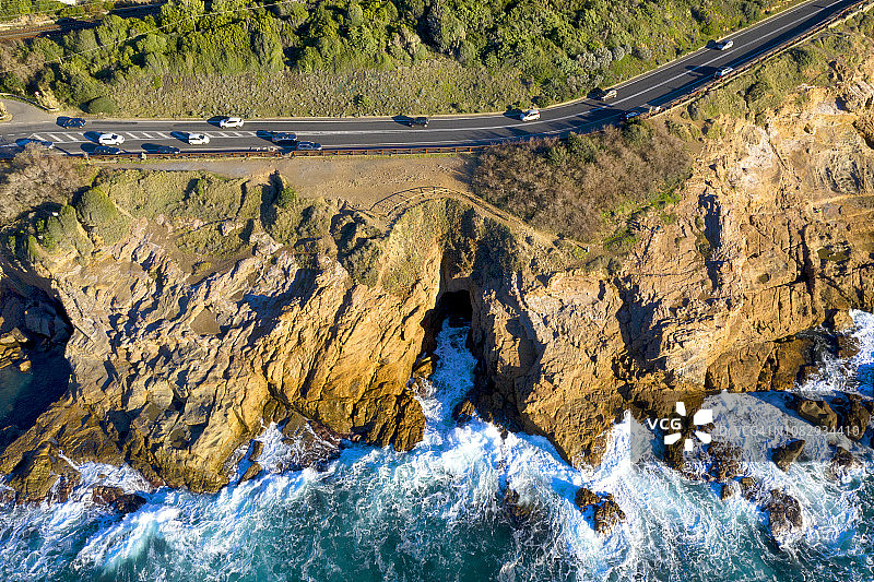 无人机拍摄的意大利托斯卡纳海岸公路图片素材