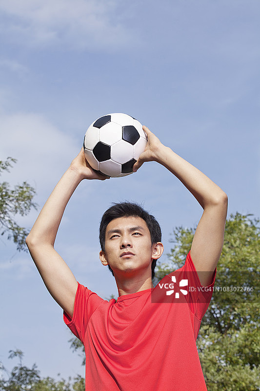 中国男子踢足球图片素材