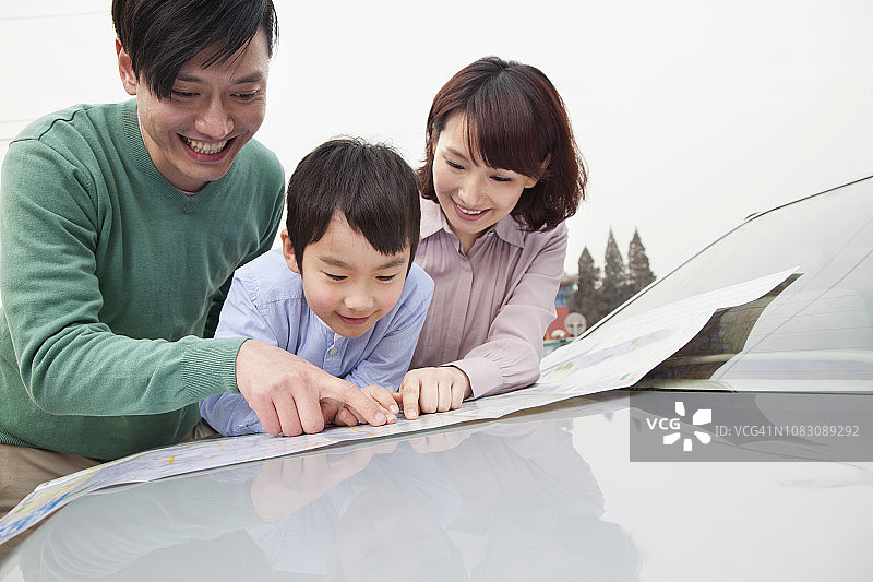 中国家庭一起看地图图片素材