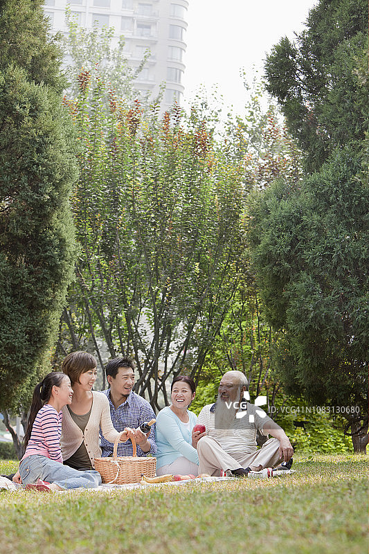 中国家庭在公园野餐图片素材