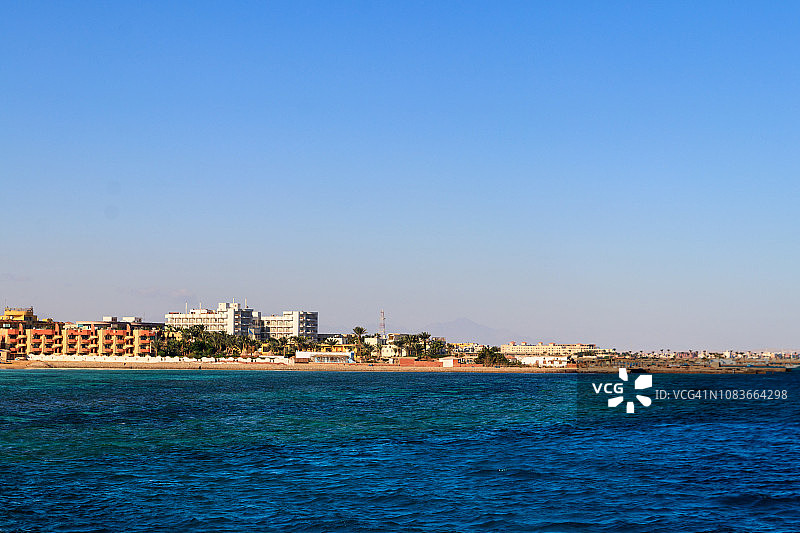 埃及赫尔加达美丽的海岸线和房屋酒店。从红海眺望图片素材