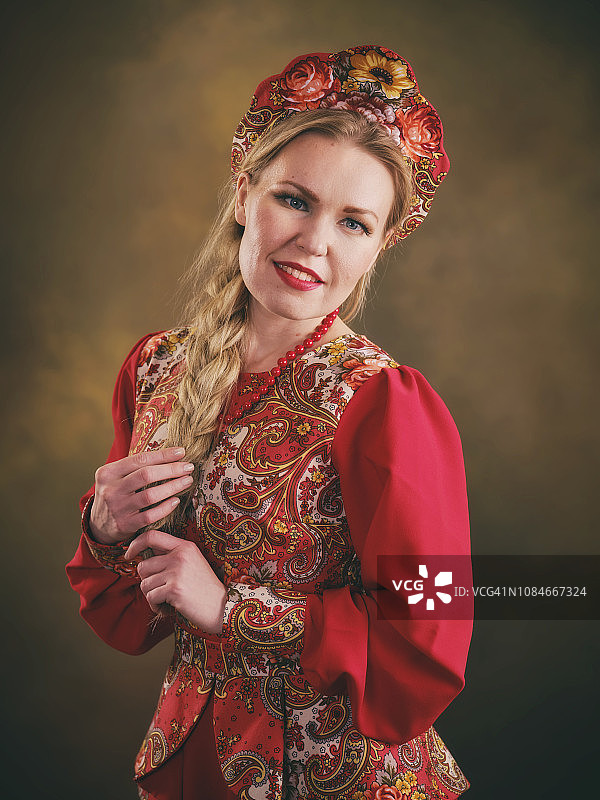 传统服饰的俄罗斯妇女图片素材
