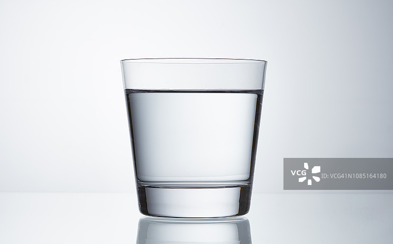 グラスに水を注ぐ图片素材