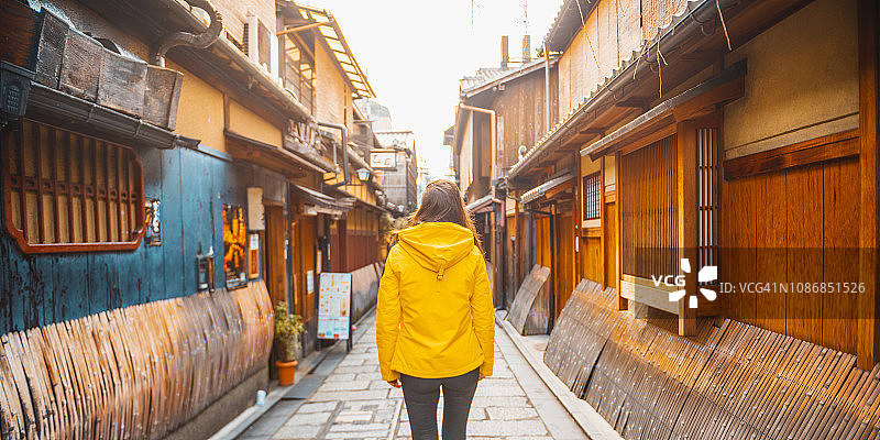 日本京都，女游客行走在祗园区图片素材