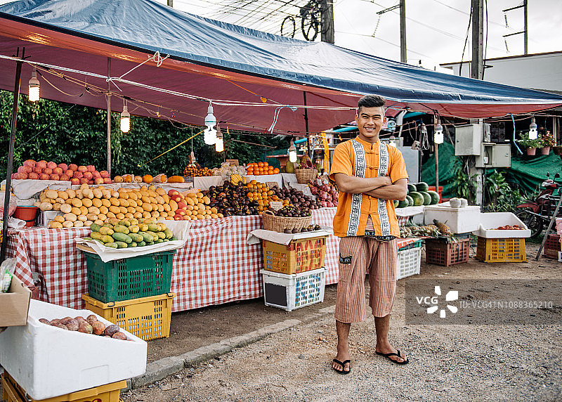 成功的农民在泰国市场上销售榴莲图片素材