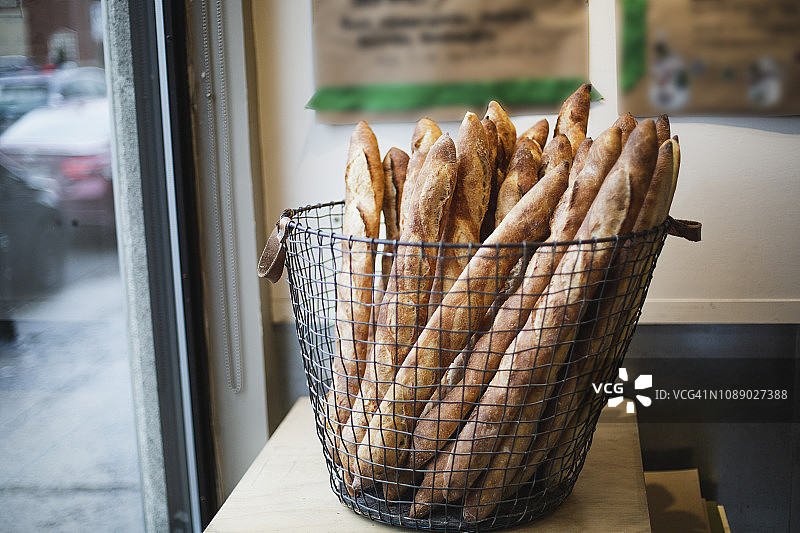 面包店里的法式长棍面包图片素材