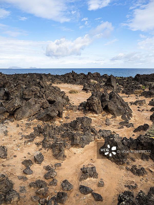 风景火山岩石海岸靠海。兰萨罗特岛，加那利群岛，西班牙。图片素材