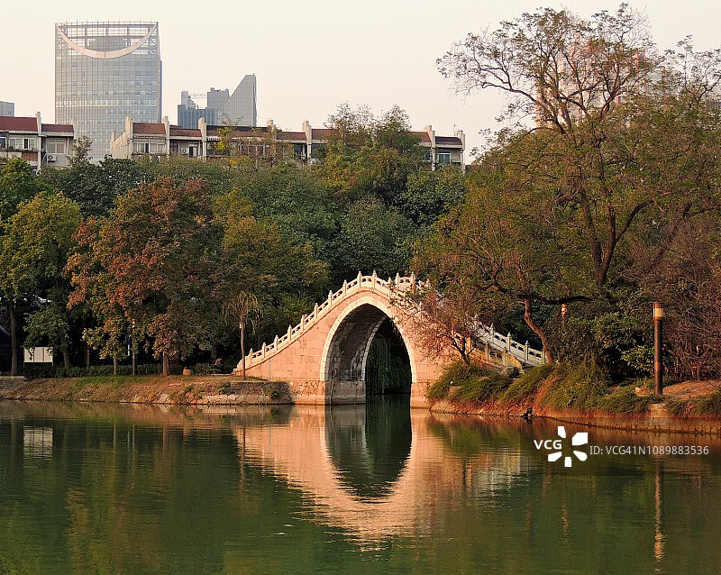 中国合肥中国花园月亮桥旁宁静的午后景致图片素材
