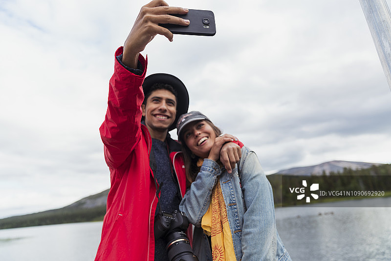 芬兰，拉普兰，一对幸福的夫妇在湖边自拍图片素材