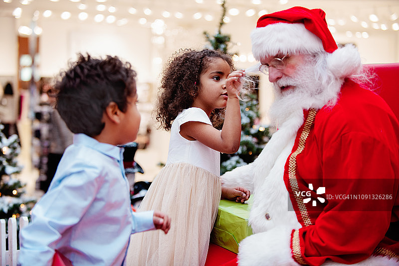 购物与家人和圣诞老人在购物中心图片素材