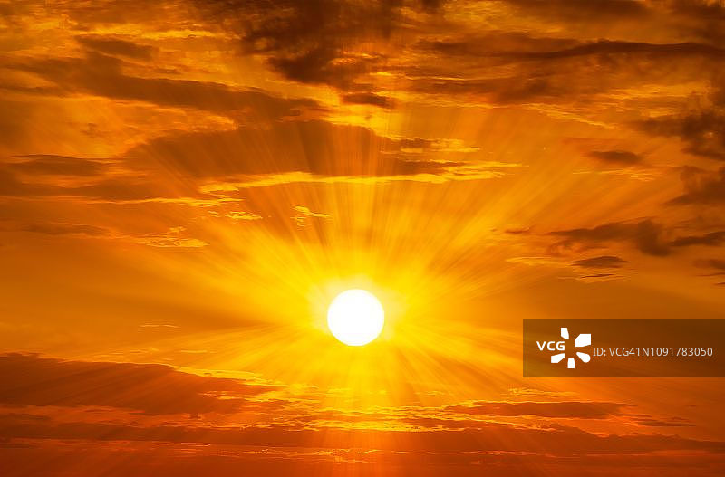 太阳照耀在天空上，夕阳或日出的背景图片素材