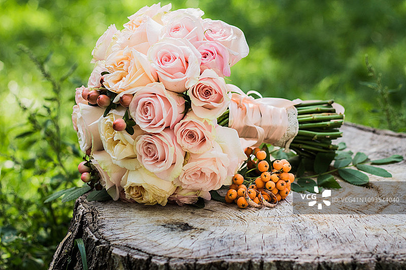 结婚戒指和美丽的花束图片素材