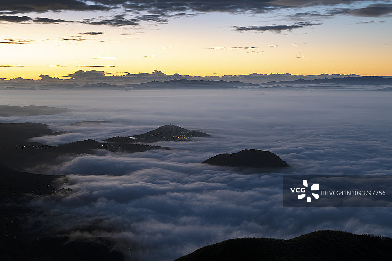 美丽的晨光，台北的雾图片素材
