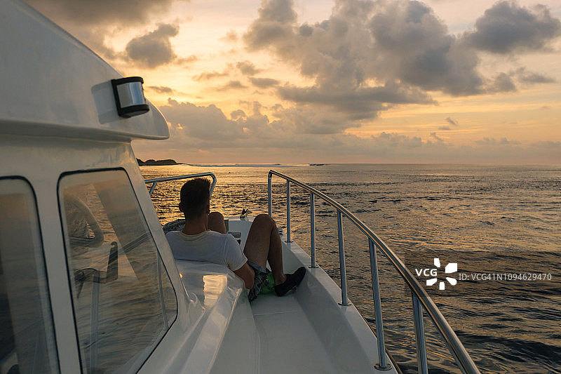 日落时分，马尔代夫马累，图卢杜胡，帆船上的男人图片素材