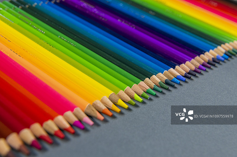 彩色铅笔排列在灰色背景上图片素材