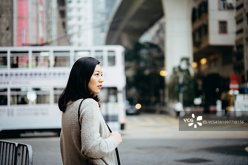 年轻的亚洲女士在繁忙的香港市中心通勤图片素材
