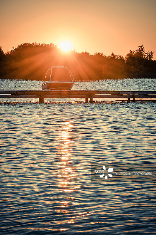 湖和码头在日出，梅多湖省公园，萨斯喀彻温图片素材