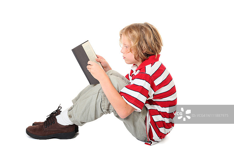 正在读书的男孩图片素材