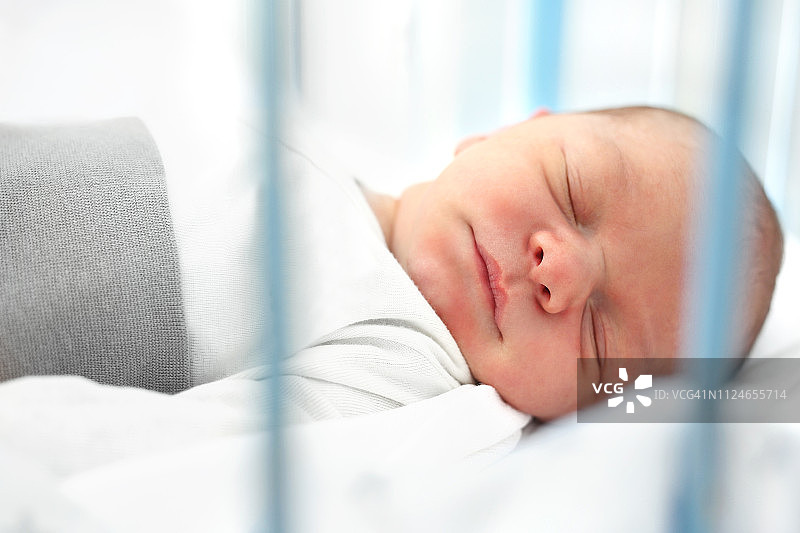 刚出生的婴儿在医院图片素材