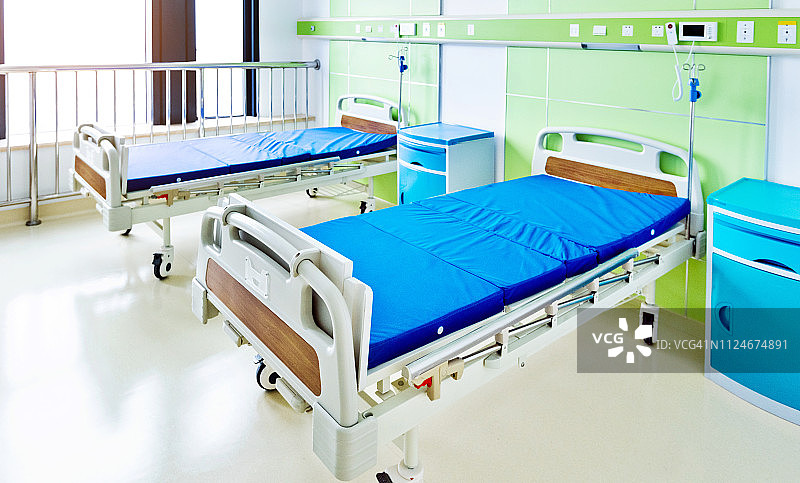 医院病房，有床和床头柜图片素材