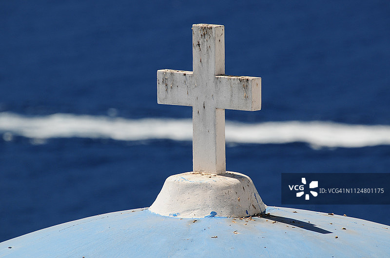圣托里尼岛一座希腊教堂的白色十字架图片素材