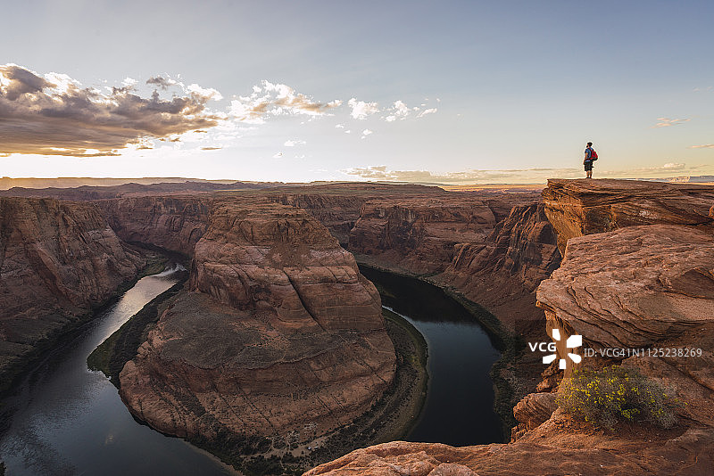 美国，亚利桑那，科罗拉多河，马蹄湾，一个年轻人站在视点上图片素材