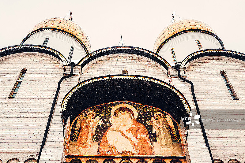 俄罗斯东正教大教堂的金色圆顶图片素材