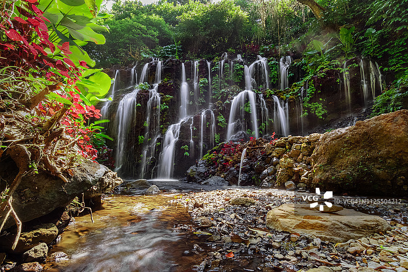 巴尤瓦纳·阿莫塔，巴厘岛瀑布。图片素材