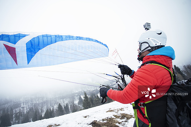 滑翔伞在山图片素材