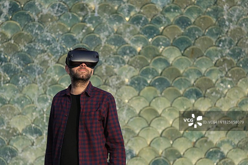 戴着虚拟现实头盔的男人图片素材