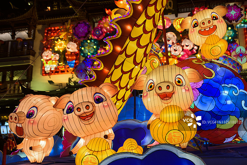上海豫园悬挂的大花灯为即将到来的中国农历新年(春节或春节)热身图片素材