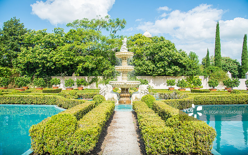 意大利文艺复兴花园中的喷泉是新西兰汉密尔顿花园中的一个标志性的著名花园。图片素材