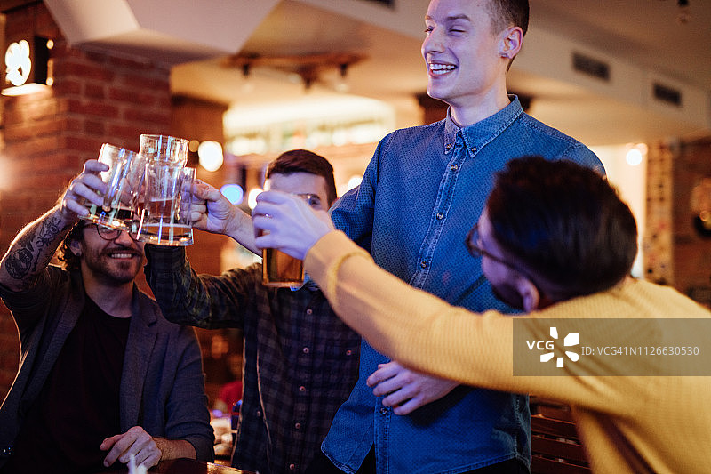 球迷或朋友在运动酒吧喝啤酒图片素材