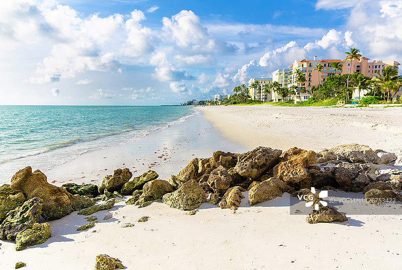 在一个明媚的日子里，原始和田园诗般的海滩日落，那不勒斯，佛罗里达，美国图片素材