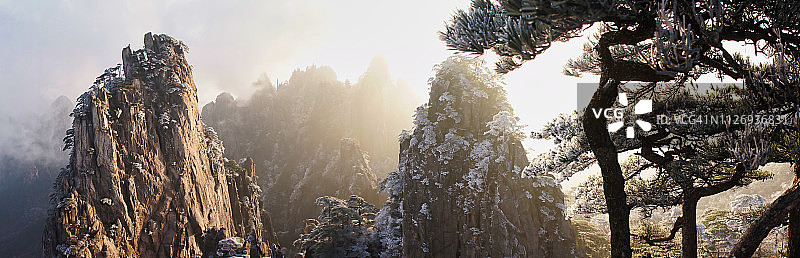 黄山冬季日出与云海图片素材