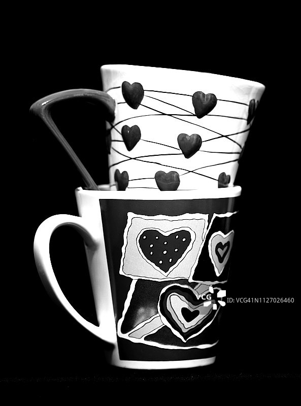 两个黑白心形的陶瓷咖啡杯图片素材