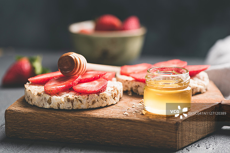 加蜂蜜和草莓的脆饼图片素材