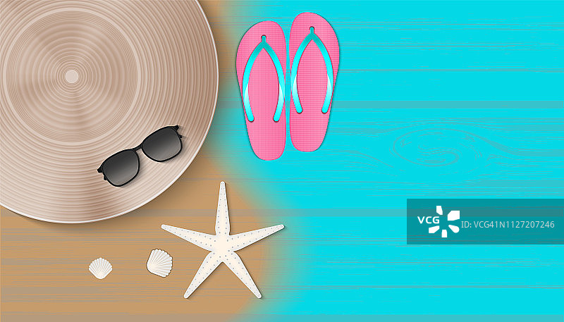 女性配件在桌面上夏季的概念。草帽、太阳镜、人字拖、海星、贝壳等休闲沙滩活动。，假期季节和假期概念。图片素材