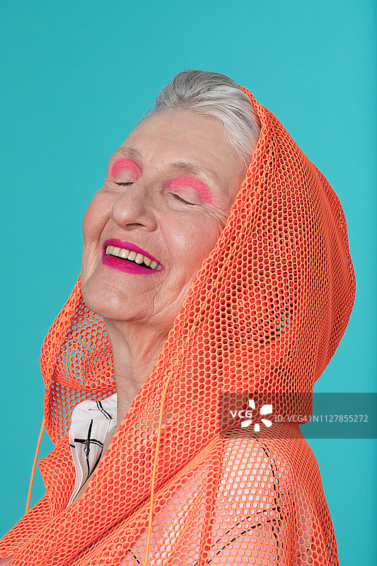 年长自信的女人微笑的肖像图片素材