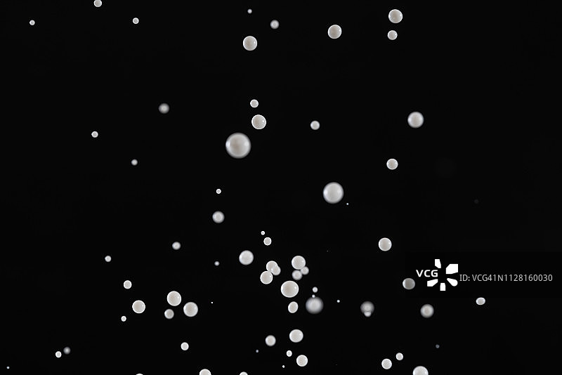 白色染料在半空中与一群小水滴跳舞图片素材