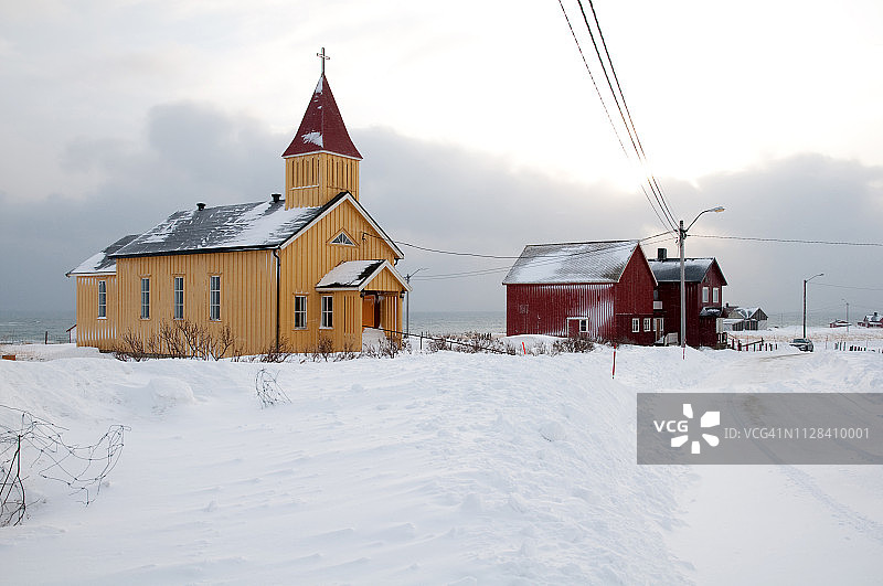 挪威北部Skallelv的木屋和教堂图片素材