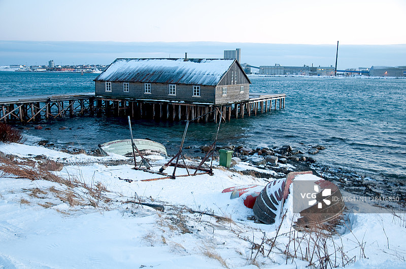 挪威北部Vadsø的船屋和木制码头图片素材