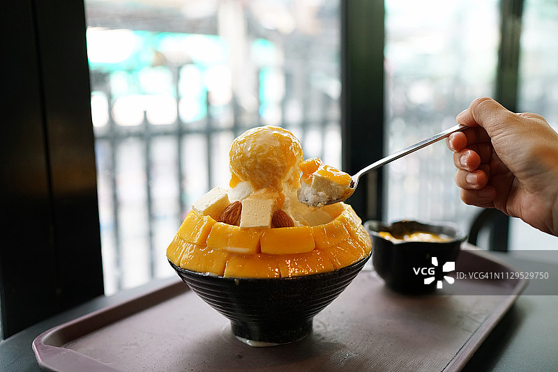 芒果芝士冰沙或韩国刨冰甜点，再加上香草冰淇淋。图片素材