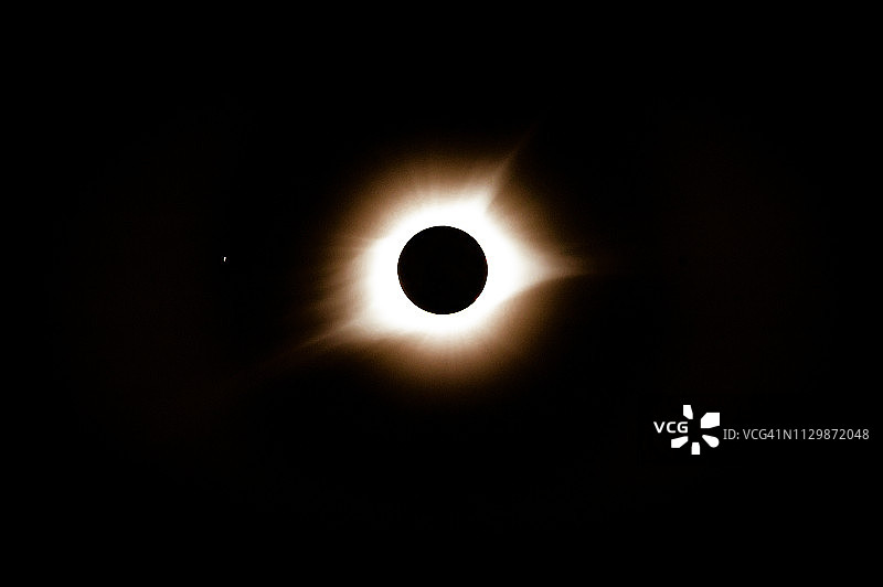 日食-在天空中清晰可见的轩辕十四日全食图片素材